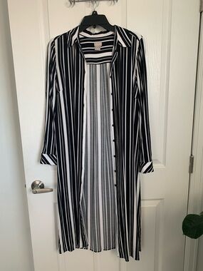 # 5/7 Chico's Black and White Striped Long Button-Up Duster